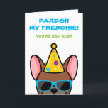 Funny Red Fawn Fransk Bulldog Frenchie Birthday Ca Kort<br><div class="desc">Om du känner någon som kärlek fransk bulldog och har bra känsla för humor, så är detta roliga födelsedagskort idealiskt att skicka till dem på deras speciella dag. Utformningen illustrerar tecknad-stil med en rödvingad fransk i färgad som bär en party hatt och solglasögon med texten "Pardon my frenchie! Hur gammal...</div>