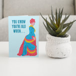 Funny Retro Mode Woman i Bustle Dress Birthday Kort<br><div class="desc">Påminn speciella någon om hur gamla de är med roligtens födelsedagskort. Det är ett exempel på en kvinna på 1800-talet som bär en bostle klänning. Bilden är i ljusblått, rosa och gult. Kortet innehåller meddelandet på framsidan: Du vet att du är gammal när.. och meddelandet på insidan: . . ....</div>