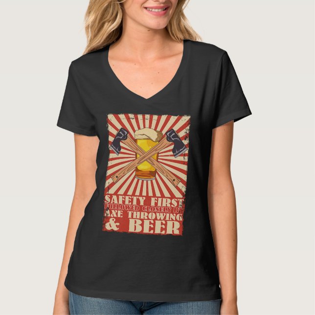 Funny Retro Safety First Axe Throwing and Beer Vik T Shirt (Framsida)