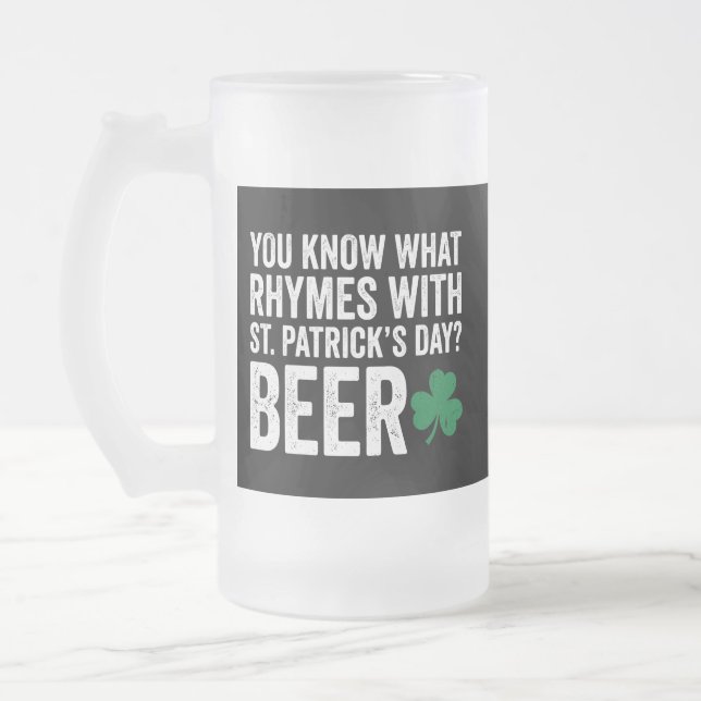 Funny Rhymes With St Patrick's Day Beer Pun Frostat Ölglas (Vänster)