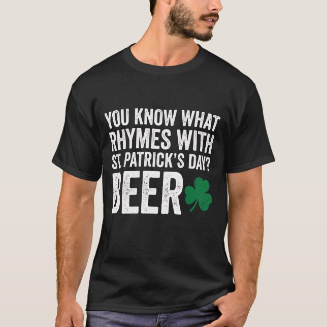 Funny Rhymes With St Patrick's Day Beer Pun T Shirt (Framsida)