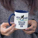 Funny Roller Derby Girl Mugg<br><div class="desc">Behålla Lugn Roller Derby On. En lustig rollderby-laggåva till en rullflicka som kärlek sporterar och skriker. En coola för teamet eller bussen.</div>
