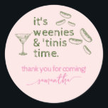 Funny Rosa Weenies & Tinis Martini Födelsedagsfest Runt Klistermärke<br><div class="desc">Välj det här superskojet Funny Rosa Grönt Weenies & Tinis Martini Födelsedagsfest Supplies-mallen med ett handritat Martini-glas och en förpackning med avdragare! Det här är perfektens inbjudan till en underbar möhippa, bachelorette eller födelsedagsfest! Anpassa designen med din party-information och beställ dina inbjudningar och party-leveranser nu. Texten är anpassade. Du kan...</div>