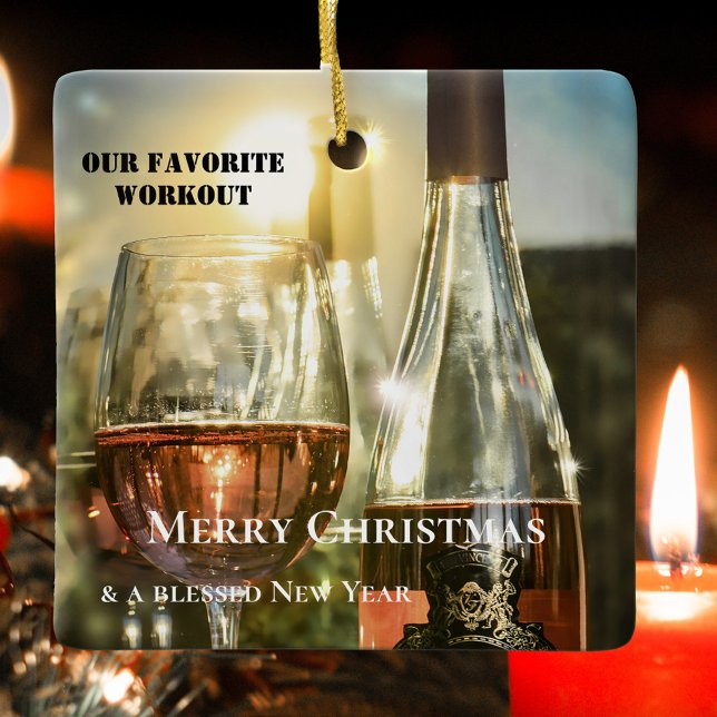 Funny Rosé Vin Workout Personlig Julgransprydnad Keramik (Ornament featuring a pretty sunny scene with rosé wine and sparkling lights.)