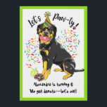 Funny Rottweiler Hund Donuts Födelsedagsfest Inbjudningar<br><div class="desc">Rottweiler Donuts Födelsedagsfest inbjudan... dags att äta upp munnen! Det här lustiga födelsedagsfest inbjudan har din favorit Rottweiler som är utblottad i sin party-hatt, som munkar på din stash av födelsedagsknötter. Sprinkles flyger överallt, och din valp har redan en munk i munnen och två sparade på fötterna, och födelsedagsstjärnans namn...</div>