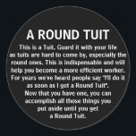 Funny Round Tuit Office Co Worker Humor Runt Klistermärke<br><div class="desc">Det här klistermärket kommer att få en massa skratt på kontoret. Dina medarbetare är säkra på att du kommer till kärlek.</div>