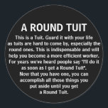 Funny Round Tuit Office Co Worker Humor Runt Klistermärke<br><div class="desc">Det här klistermärket kommer att få en massa skratt på kontoret. Dina medarbetare är säkra på att du kommer till kärlek.</div>