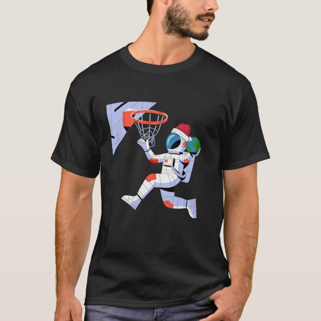 Funny Santa Hat Astronaut Dunking Earth Basketball T Shirt (Framsida)