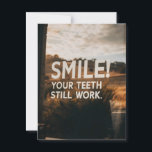 Funny Sarcasm Birthday Senior Older Age Vykort<br><div class="desc">Lustigt och sarkastiskt födelsedagskort med texten "Smile! Din tänder fungerar fortfarande" - perfekten vykort för äldre människor.</div>