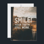 Funny Sarcasm Birthday Senior Older Age Vykort<br><div class="desc">Lustigt och sarkastiskt födelsedagskort med texten "Smile! Din tänder fungerar fortfarande" - perfekten vykort för äldre människor.</div>