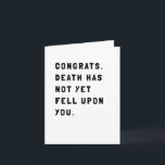 Funny Sarcastic Birthday Kort<br><div class="desc">Ett enkelt och sarkastiskt kort som skickar en gratulerar för att vara vid liv ett år till. Humor kommer att brista dagen för din pojkvän,  flickvän,  make,  fru eller vän. Lite mörk. Lite morbid. För roligt.</div>
