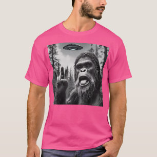 Funny Sasquatch Bigfoot Sten på Selfie med Ufo Al T Shirt