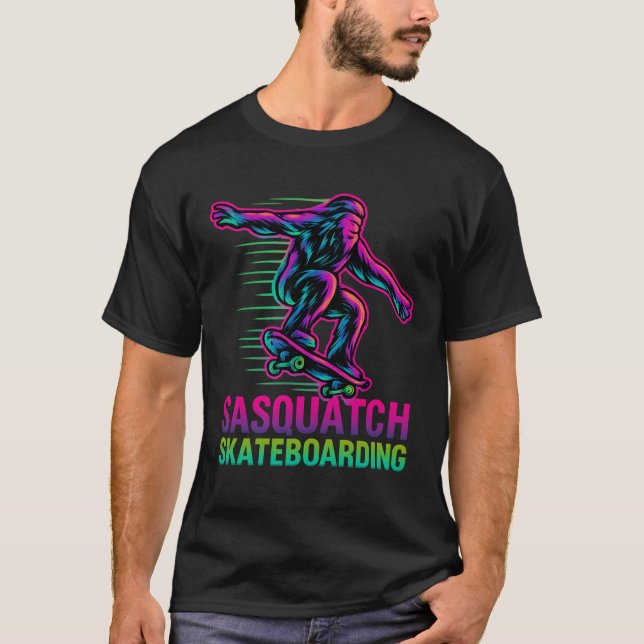 Funny Sasquatch Skateboarding Retro Neon - Bigfoot T Shirt (Framsida)