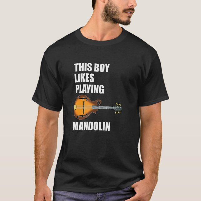 Funny Satt Boy Likes Mandolin Musik noter T Shirt (Framsida)
