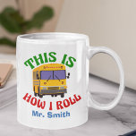 Funny School Buss-drivrutin Det här är hur jag rul Kaffemugg<br><div class="desc">En lustig gåva i slutet av året till världens bästa chaufför i buss. Få personlig mugg att visa uppskattning för din favoritchaufför i grundskolan buss som tar hem dina barn med den här frasen om popculture humor i roligt färg.</div>