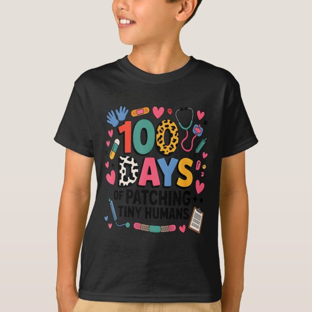 Funny School Nurse 100 Days Patching Tiny Humans I T Shirt (Framsida)