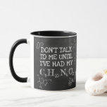 Funny Science Caffeine Molecule - Prata inte med m Mugg<br><div class="desc">För alla vetenskapliga nördar och kaffe älskare där ute är mugg perfekten att börja din dag! Med en roligt koffeinmolekyl med frasen "Prata inte med mig förrän jag har fått min C ₈ H₀ N ₄ O ₂" är det ett underbart sätt att visa kärlek för kemi och kaffe. Ge,...</div>
