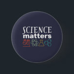 Funny Science Matters Geek och Nerd Scientist<br><div class="desc">Vetenskapsfrågor. Den inspirerande vetenskapliga utformningen för dem som tror på vetenskapliga bevis, laboratorieexperiment och forskning. Coolans motiverande handelsvaror för forskarlärare, forskare och studenter. Perfekt för naturvetenskap, nörd, högskolelärare och student som biologi, fysik och kemi i kärlek. Underbar julklapp och födelsedagspresent till son, dotter, college vän, bror eller syster. Bakgrunden till...</div>