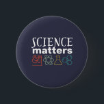Funny Science Matters Geek och Nerd Scientist Knapp<br><div class="desc">Vetenskapsfrågor. Den inspirerande vetenskapliga utformningen för dem som tror på vetenskapliga bevis, laboratorieexperiment och forskning. Coolans motiverande handelsvaror för forskarlärare, forskare och studenter. Perfekt för naturvetenskap, nörd, högskolelärare och student som biologi, fysik och kemi i kärlek. Underbar julklapp och födelsedagspresent till son, dotter, college vän, bror eller syster. Bakgrunden till...</div>