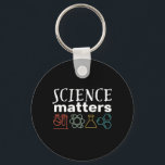 Funny Science Matters Geek och Nerd Scientist Nyckelring<br><div class="desc">Vetenskapsfrågor. Den inspirerande vetenskapliga utformningen för dem som tror på vetenskapliga bevis, laboratorieexperiment och forskning. Coolans motiverande handelsvaror för forskarlärare, forskare och studenter. Perfekt för naturvetenskap, nörd, högskolelärare och student som biologi, fysik och kemi i kärlek. Underbar julklapp och födelsedagspresent till son, dotter, college vän, bror eller syster. Bakgrunden till...</div>