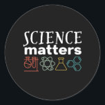 Funny Science Matters Geek och Nerd Scientist Runt Klistermärke<br><div class="desc">Vetenskapsfrågor. Den inspirerande vetenskapliga utformningen för dem som tror på vetenskapliga bevis, laboratorieexperiment och forskning. Coolans motiverande handelsvaror för forskarlärare, forskare och studenter. Perfekt för naturvetenskap, nörd, högskolelärare och student som biologi, fysik och kemi i kärlek. Underbar julklapp och födelsedagspresent till son, dotter, college vän, bror eller syster. Bakgrunden till...</div>