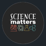 Funny Science Matters Geek och Nerd Scientist Runt Klistermärke<br><div class="desc">Vetenskapsfrågor. Den inspirerande vetenskapliga utformningen för dem som tror på vetenskapliga bevis, laboratorieexperiment och forskning. Coolans motiverande handelsvaror för forskarlärare, forskare och studenter. Perfekt för naturvetenskap, nörd, högskolelärare och student som biologi, fysik och kemi i kärlek. Underbar julklapp och födelsedagspresent till son, dotter, college vän, bror eller syster. Bakgrunden till...</div>