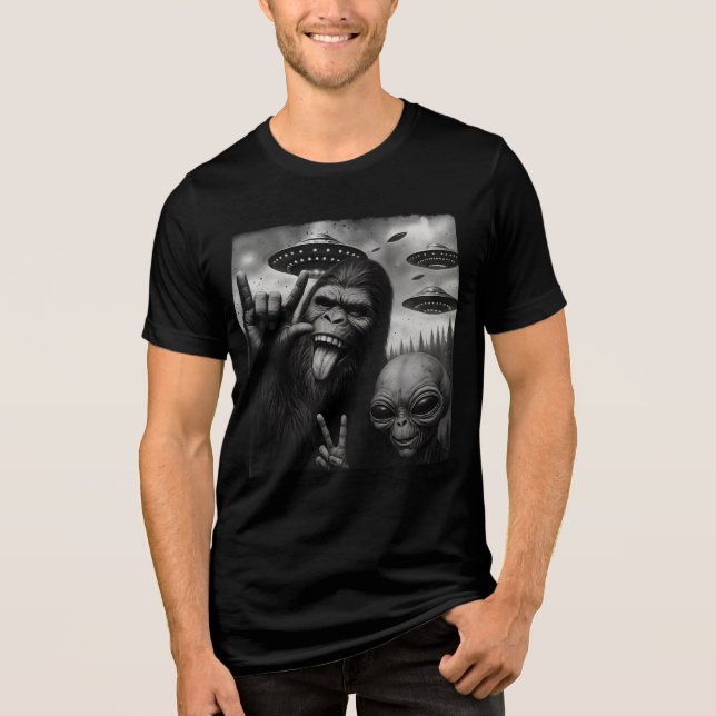 Funny Selfie Bigfoot Alien UFO Conspiracy Design T Shirt (Framsida)