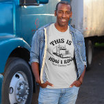 Funny Semi Lastbil-drivrutin Så här rullar jag Anp T Shirt<br><div class="desc">Den här roliga t-shirt-skjortan för en påk-lastbil-chaufför har en gult lastbil inuti superskojet. En coola popkulturreferens för en 18-hjulsförare i fordon som gillar modern humor. Tågsäker personlig för släptraktorförare med anpassningsbar.</div>