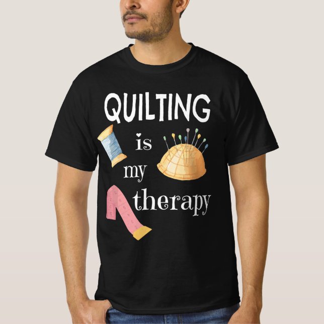 Funny Sewing Gift for Quilter Quilting is My Thera T Shirt (Framsida)