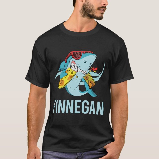 Funny Shark - Finnegan Namn T Shirt (Framsida)