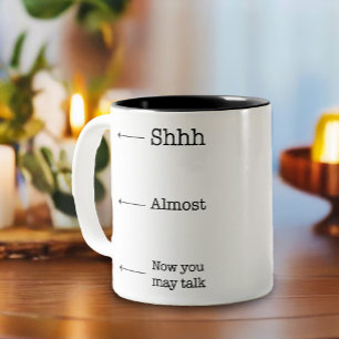 Funny Shhh-Drinking Coffee Två-Tonad Mugg