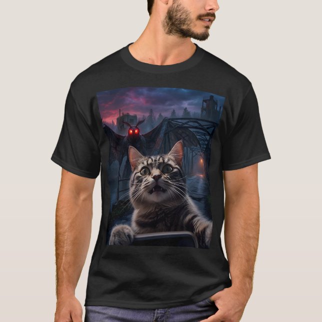 Funny Shocked Cat Selfie & Mothman Cryptid T-Shirt (Framsida)