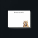 FUNNY SHOCKED RED TABBY KATT MED NAMN POST-IT BLOCK<br><div class="desc">Anpassadets söta inlägg är pappert med en lustig vattenfärgsillustration av en katt med ett förvånansvärt uttryck och tassar som täcker dess ansikte och anpassningsbar för ditt namn eller favoritcitat! Personlig Post-it®-anteckningar för kattälskare. Underbar till skola,  hem och kontor. Lustigt julklapp för galen katt dam.</div>