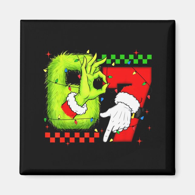 Funny Six Seven 67 Meme 6 7 Christmas Elf Hand Boy Magnet (Framsidan)