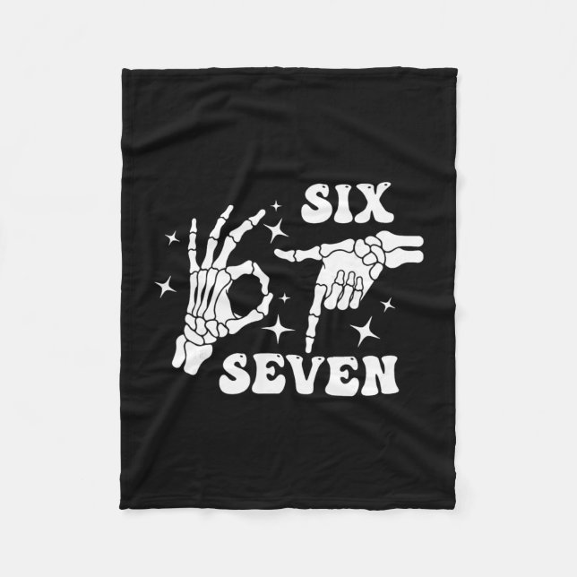 Funny Six Seven 67 Meme Gen Alpha Skeleton Hands  Fleecefilt (Framsidan)