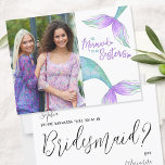 Funny Sjöjungfru Sisters Bridesmaid Photo Frieri Vykort<br><div class="desc">Lustigt briljant frieri kort med tema för sjöjungfru av roligt och anpassningsbar, som visas i lodrät porträtt-format. Kortets framsida är märkt med "Vi sjöjungfruar att vara systrar" i sjöjungfru kallat typografi med sjöjungfru svan. Kortets baksida lyder "[bridesaid namn] du håller på att smälta. Kommer du att bli min brudtärna? [bride...</div>