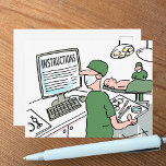 Funny sjukförsäkringskort - Instruktioner för kiru Vykort<br><div class="desc">Lustigt kort för medicinsk tecknad. Surgeon är på väg att operera i en operationsbiograf och kontrollerar instruktionens online. Medicinsk humor.</div>