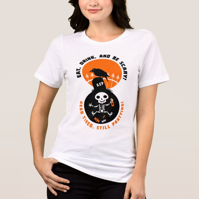 Funny Skeleton Celebrates Halloween T Shirt (Framsida)