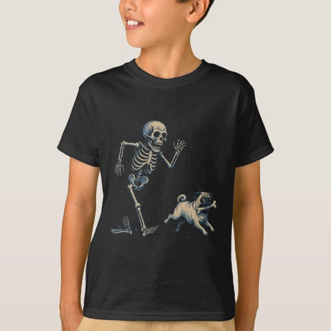 Funny Skeleton Chasing Pug Halloween Hund Mamma Pu T Shirt (Framsida)