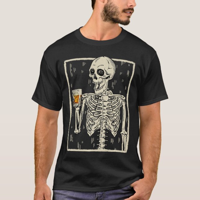 Funny Skeleton Drinking Bourbon Whiskey Halloween T Shirt (Framsida)