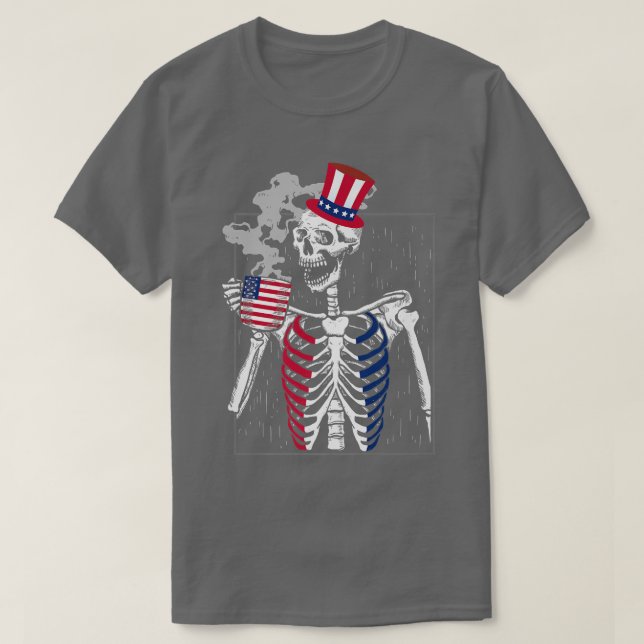 Funny Skeleton Drinking Coffee och American Flagga T Shirt (Design framsida)