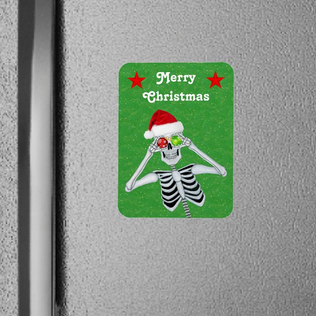 Funny Skeleton jul Ornaments Stars Grönt Magnet (Silly Skeleton ornament Eyes Santa hat red Stars on green Christmas flexible magnet.)
