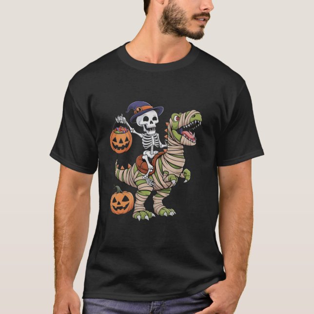 Funny Skeleton Riding dinosaur med hallopolpump T Shirt (Framsida)