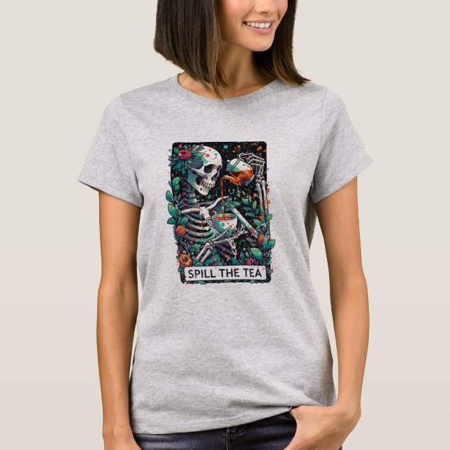 Funny Skeleton Spill Tea Tarot Distress T Shirt (Framsida)