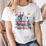 Funny Skeleton "Stanna Salty" Sommarbuss T Shirt<br><div class="desc">Ta med skrattet till stranden med den ädla Skeleton "Stanna Salty" Sommarbuss T-Shirt. Den här krångliga designen har ett kylläge med skelett i en jättelik rosa flamingo-flyt, som perfekt fångar de omsorgsfulla sommarviberna. Med sin lekfulla blandning av rosa- och grått-toner är denna T-shirt perfekt för alla som kärlek behållor den...</div>