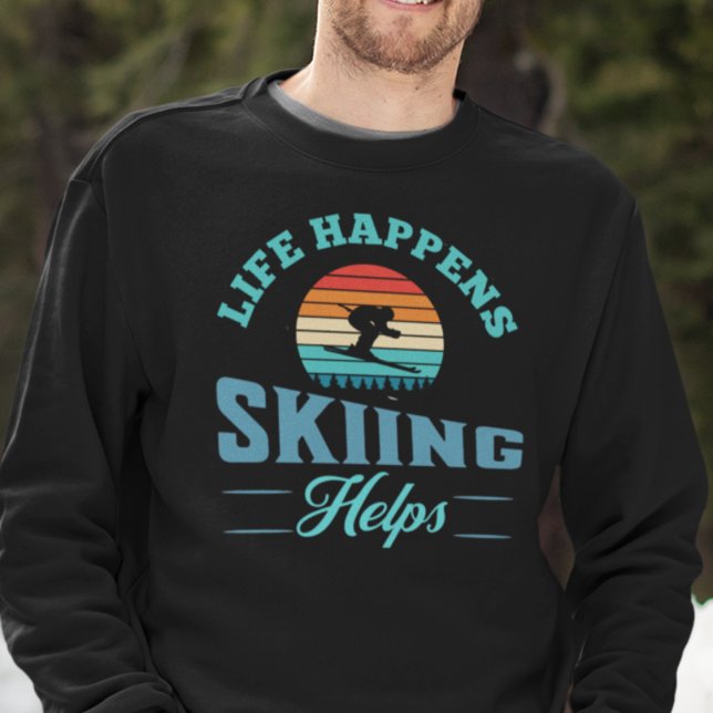 Funny Skier-citat Lång Ärmad Tröja (Life Happens Skiing Helps Sweatshirt for him or her.)