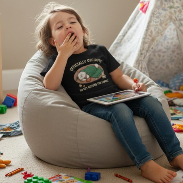 Funny Sleeping Cat Off-Duty Graphic T Shirt (Skapare uppladdad)