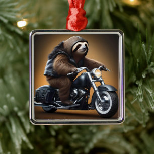 Funny Sloth Bikie på en motorcykel. Julgransprydnad Metall