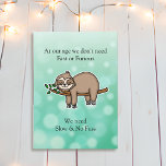 Funny Sloth Grattis på födelsedagen Kort<br><div class="desc">Grattis på födelsedagen Card,  önskar dig en avslappnad födelsedag. Tur grafik av en lat slump som sover på träd gren.</div>