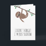 Funny Sloth Rosa Belet Birthday Kort<br><div class="desc">Lustigt födelsedagskort med en sluttning från gren med grönt löv ovanför texten "Jag glömde inte. Jag är bara långsam" i charmig brev. Om du öppnar kortet ser du samma lutning nu i färgstarka rosa- och gult-kläder,  med en polka-punkt-party-hatt och omgiven av konfetti matchande färg.</div>